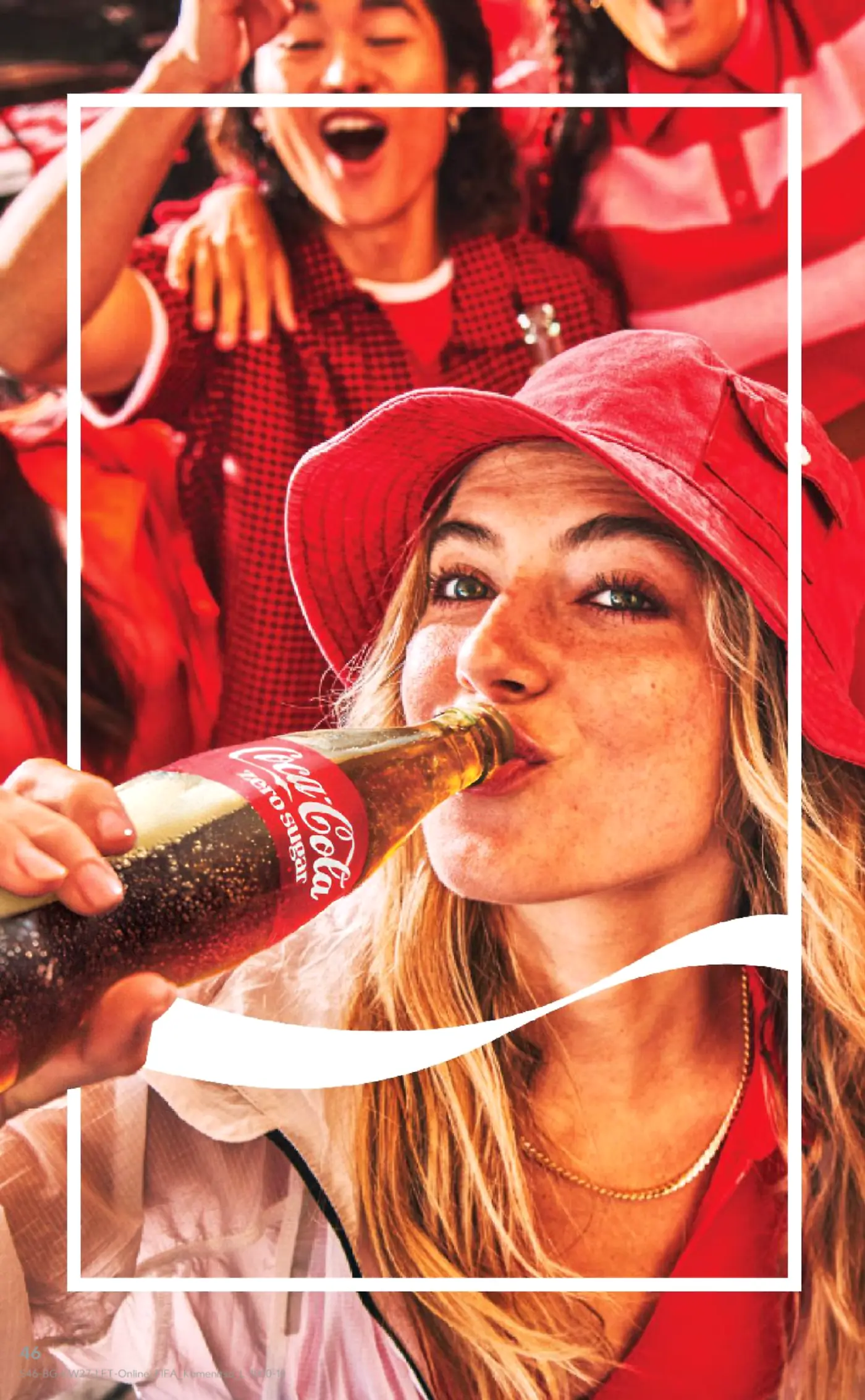 Млада жена с червена шапка пие Coca-Cola Zero Sugar от стъклена бутилка, на фона на усмихнати хора в червени дрехи.